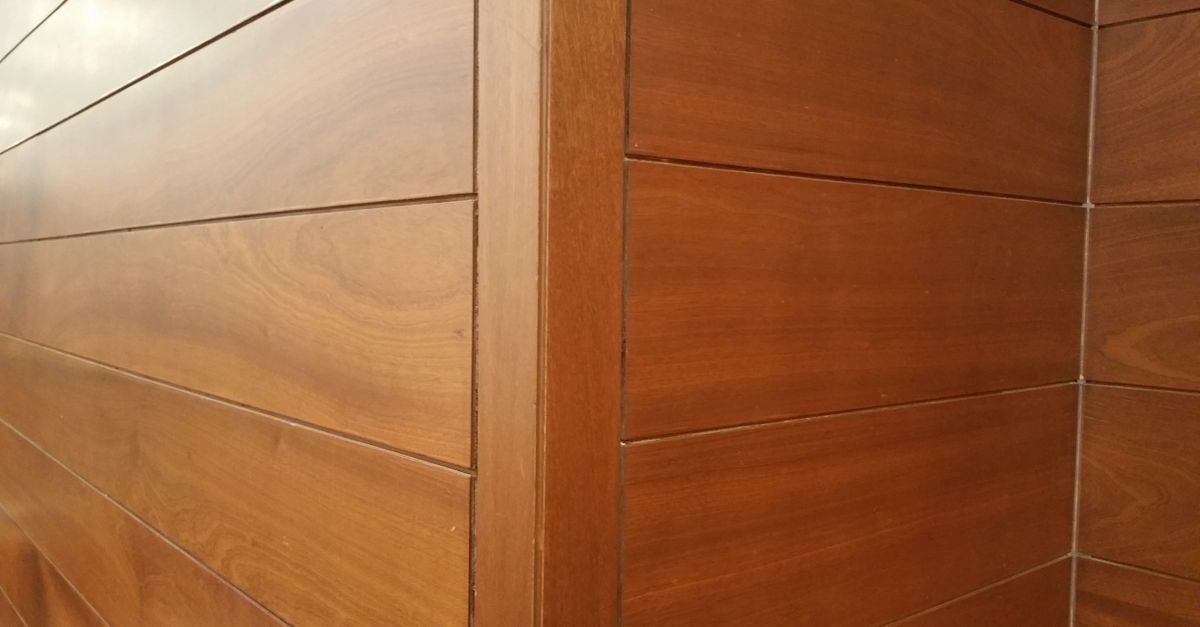 Mur intérieur habillé de lambris en bois clair dans un salon