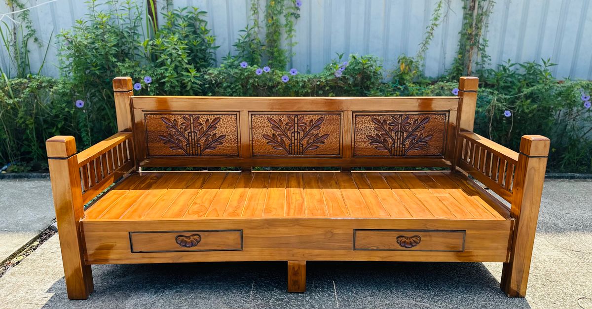 Salon de jardin en teck naturel grisaillant sur une terrasse en pierre, mobilier de qualité