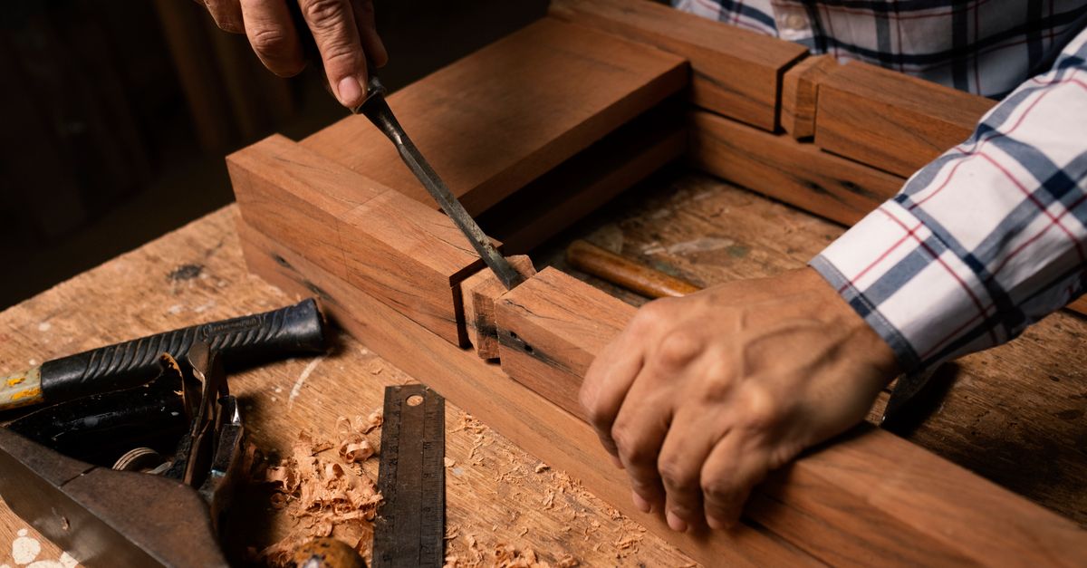 Assemblage tenon-mortaise en bois en cours d'ajustage dans un atelier