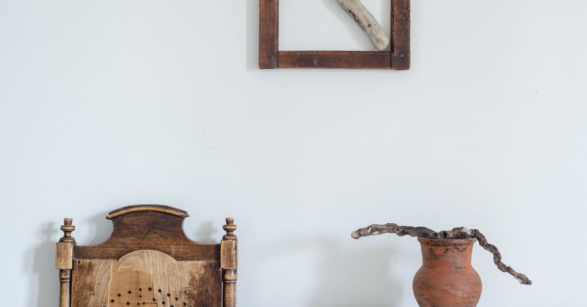 Pièces de bois flotté posées en décoration murale dans un intérieur