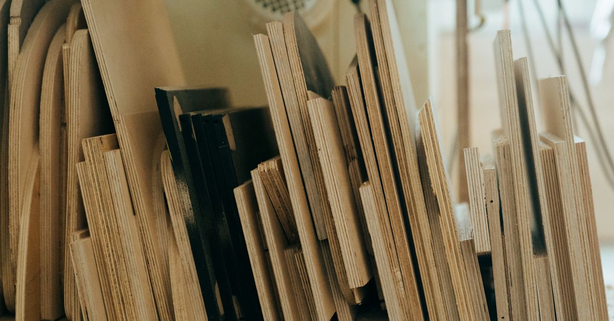 Comparaison de plaques de bois massif, MDF et aggloméré sur un établi