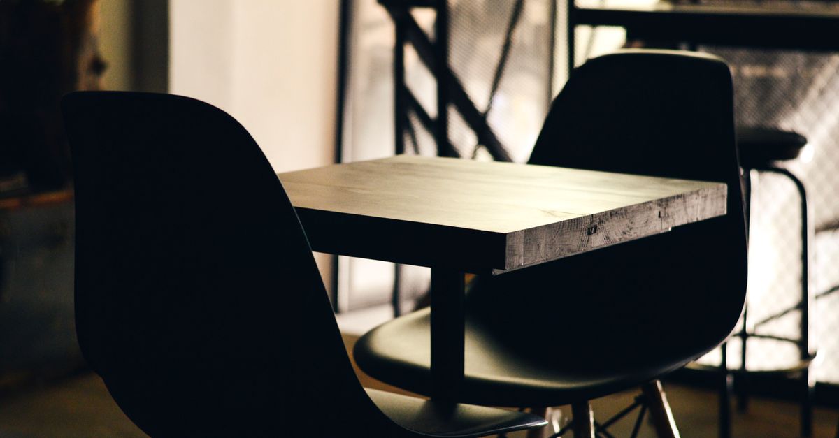 Table de salle à manger avec plateau bois chêne et pieds en métal noir