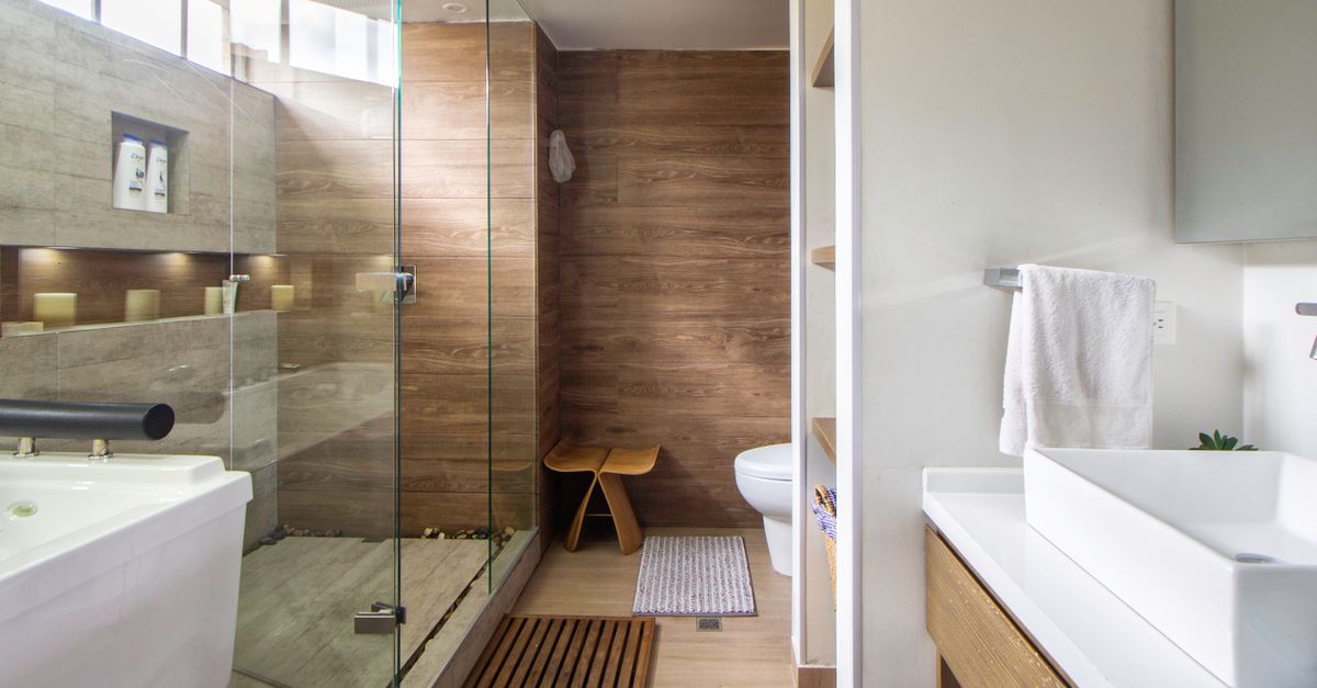 Salle de bains moderne avec éléments en bois teck et plan vasque bois