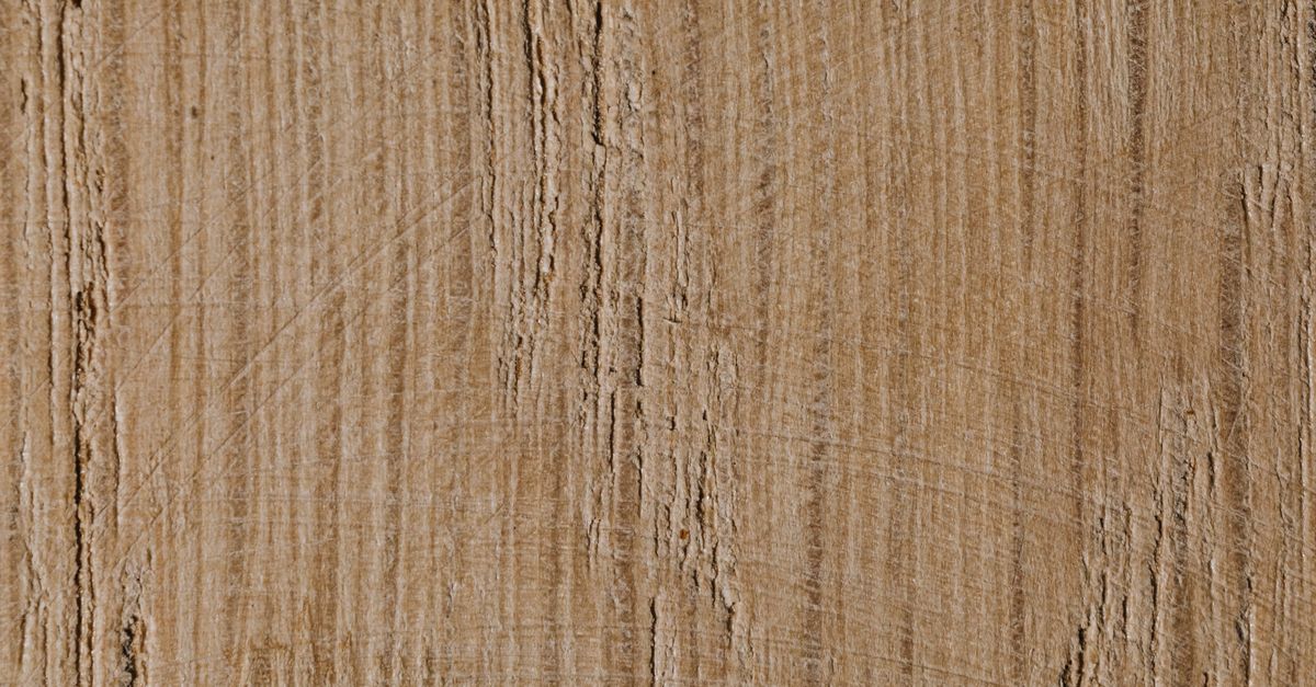 Gros plan sur un plateau de table en bois massif chêne avec des veines