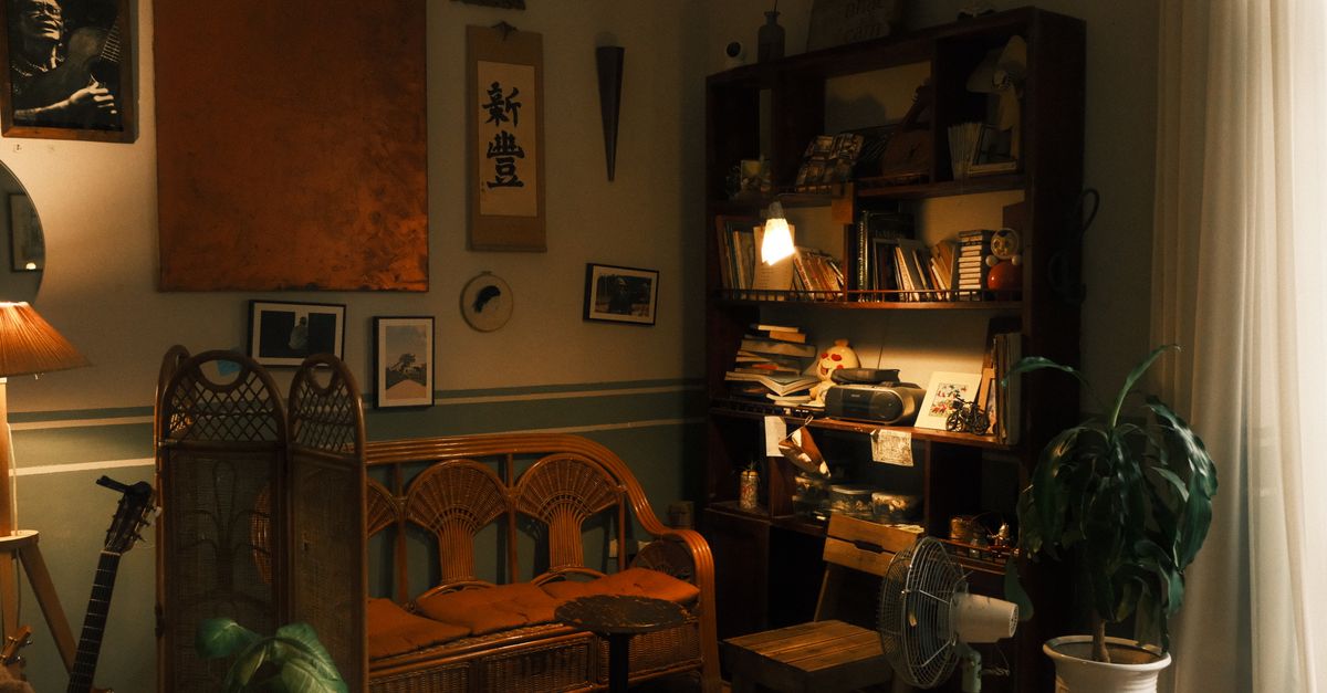 Étagère murale en bois brut avec des livres et des plantes dans un salon