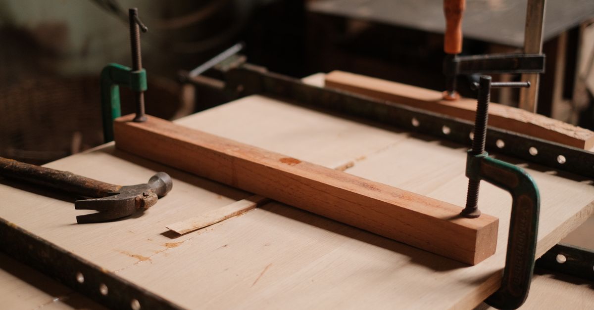 Fabrication d'une table en bois dans un atelier de menuiserie amateur