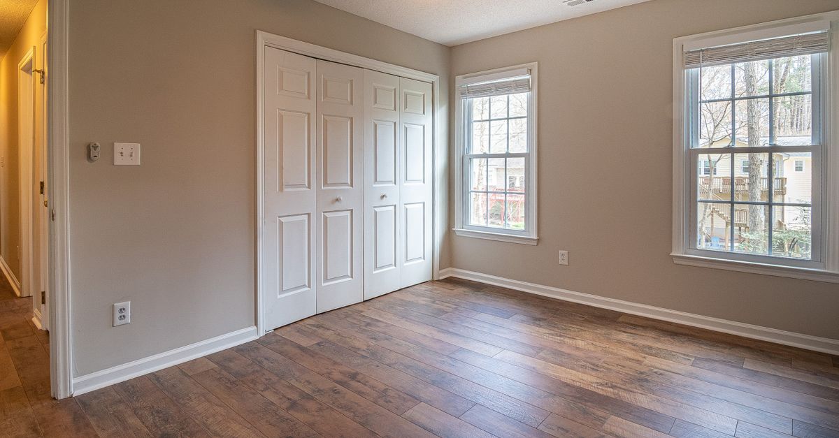 Sol en parquet bois massif chêne dans un salon lumineux