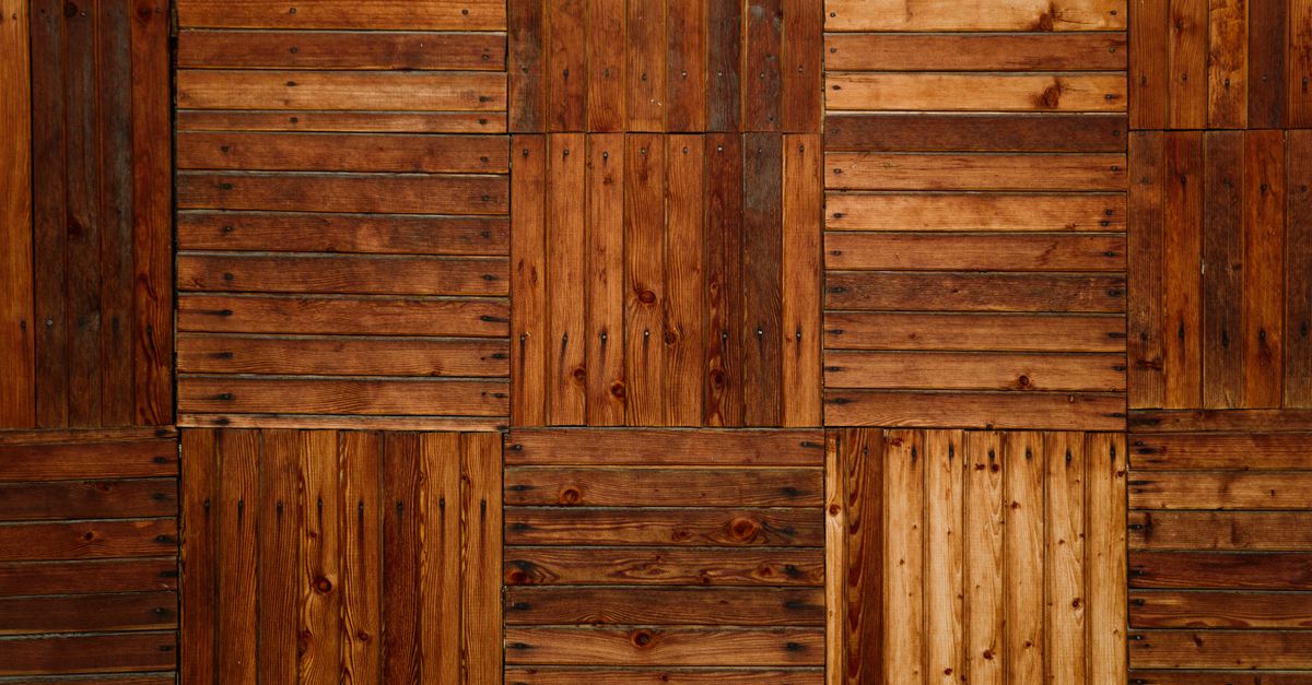 Pose de lames de parquet bois sur chantier, installation en cours