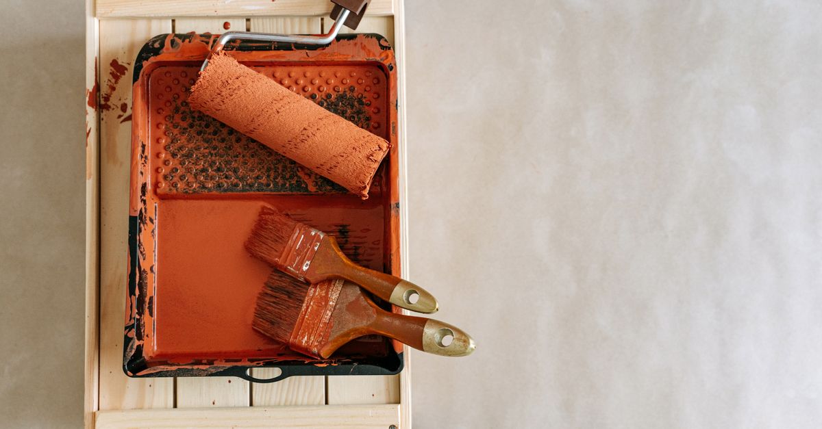 Peinture appliquée au pinceau sur un meuble en bois intérieur