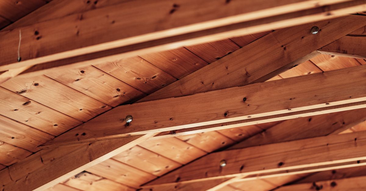 Plafond avec poutres en bois apparentes dans une maison ancienne rénovée