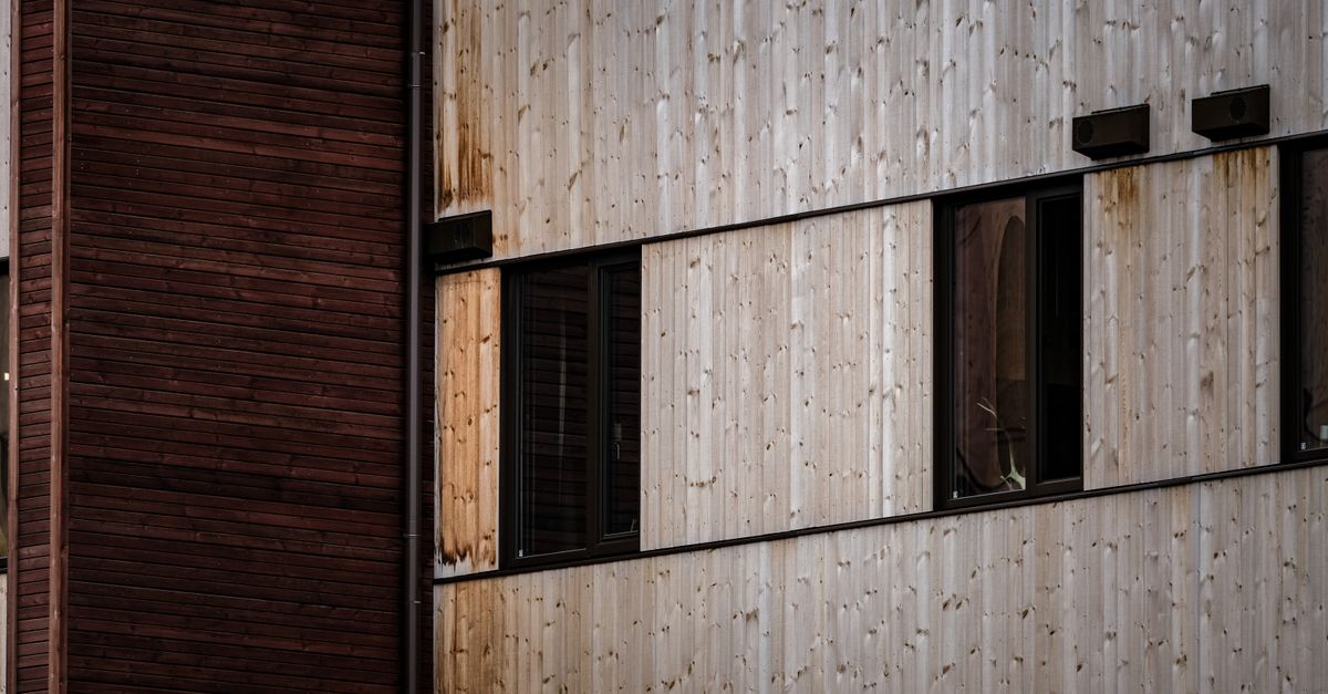 Facade de maison habillée d'un bardage en bois douglas laissé naturel