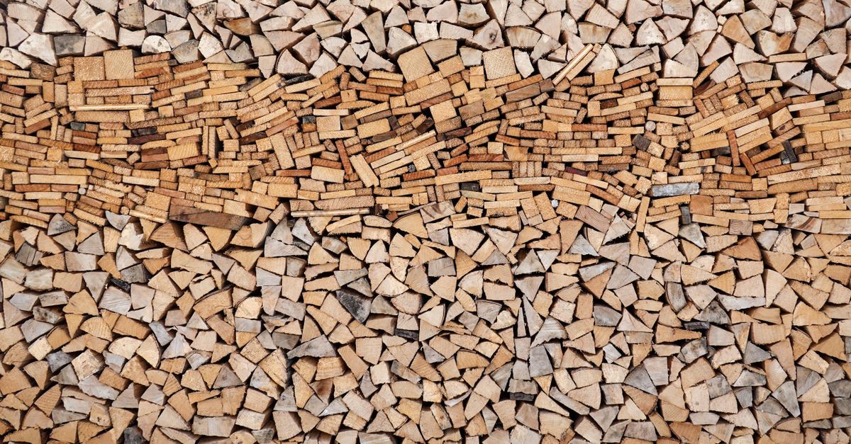 Stère de bois de chauffage empilé, bûches de chêne et hêtre