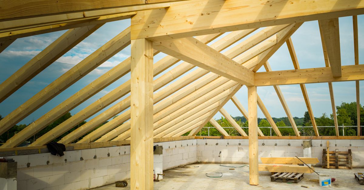 Charpente bois traditionnelle vue de l'intérieur d'un grenier en cours de construction