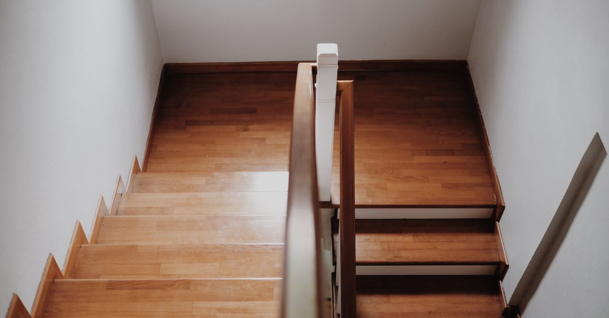 Escalier intérieur en bois massif chêne avec garde-corps en métal