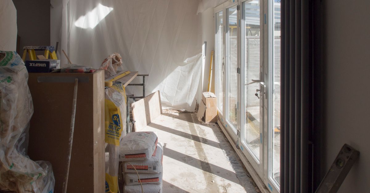 Extension en ossature bois accolée à une maison traditionnelle en cours de construction