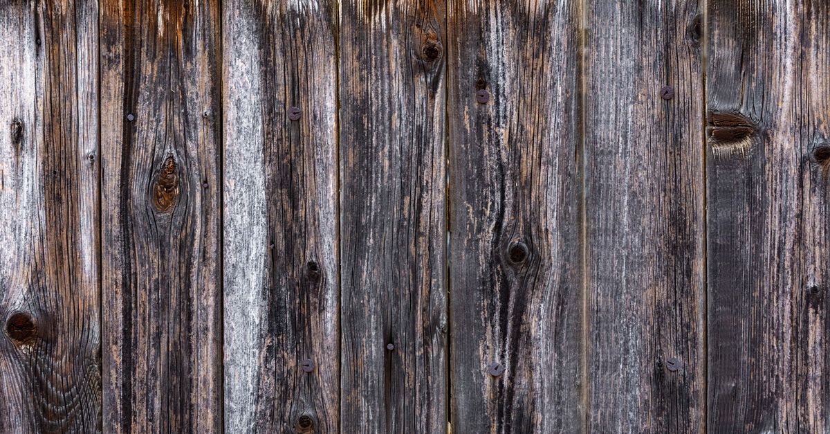 Planches de bois extérieur gris argenté patiné sous l'effet des UV