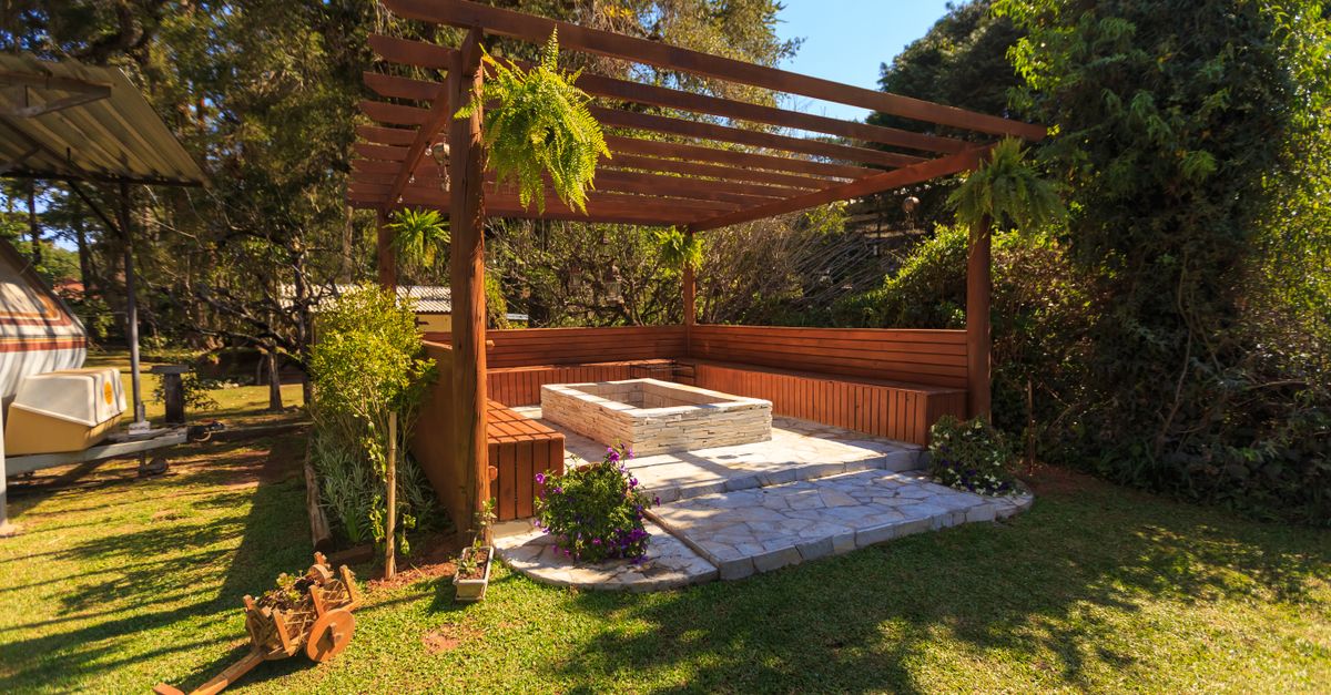 Pergola en bois naturel dans un jardin avec des plantes grimpantes