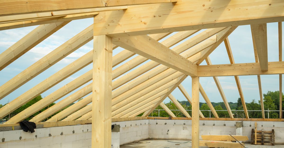 Solivage bois en cours de pose pour un plancher de maison ossature bois