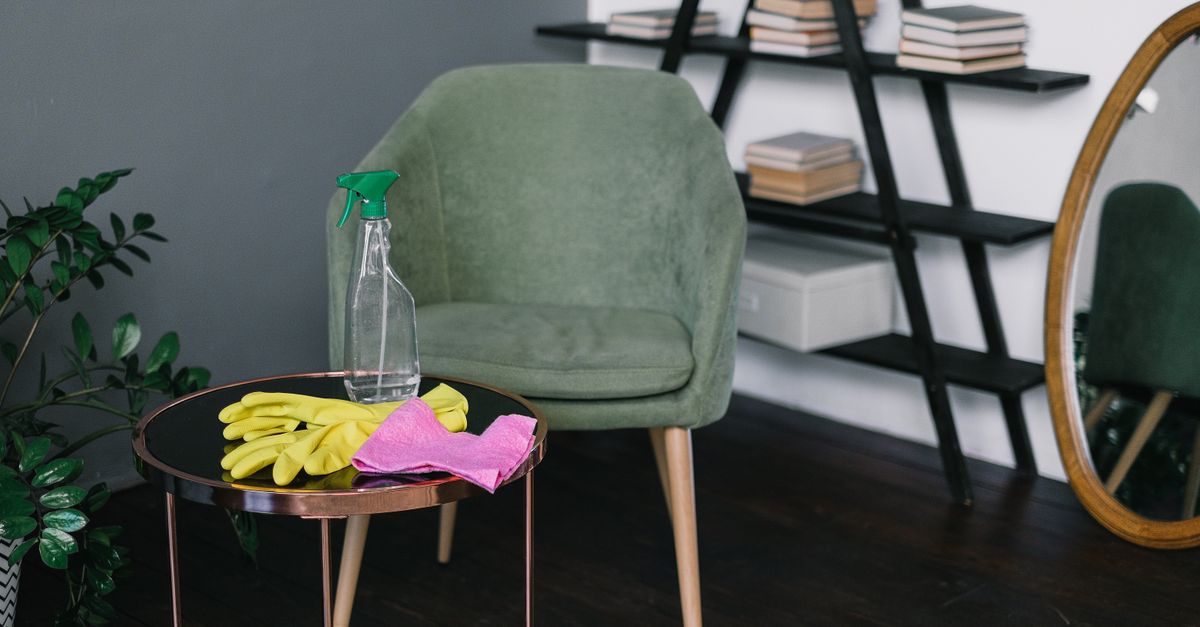 Nettoyage d'une tache sur un meuble en bois avec un chiffon humide