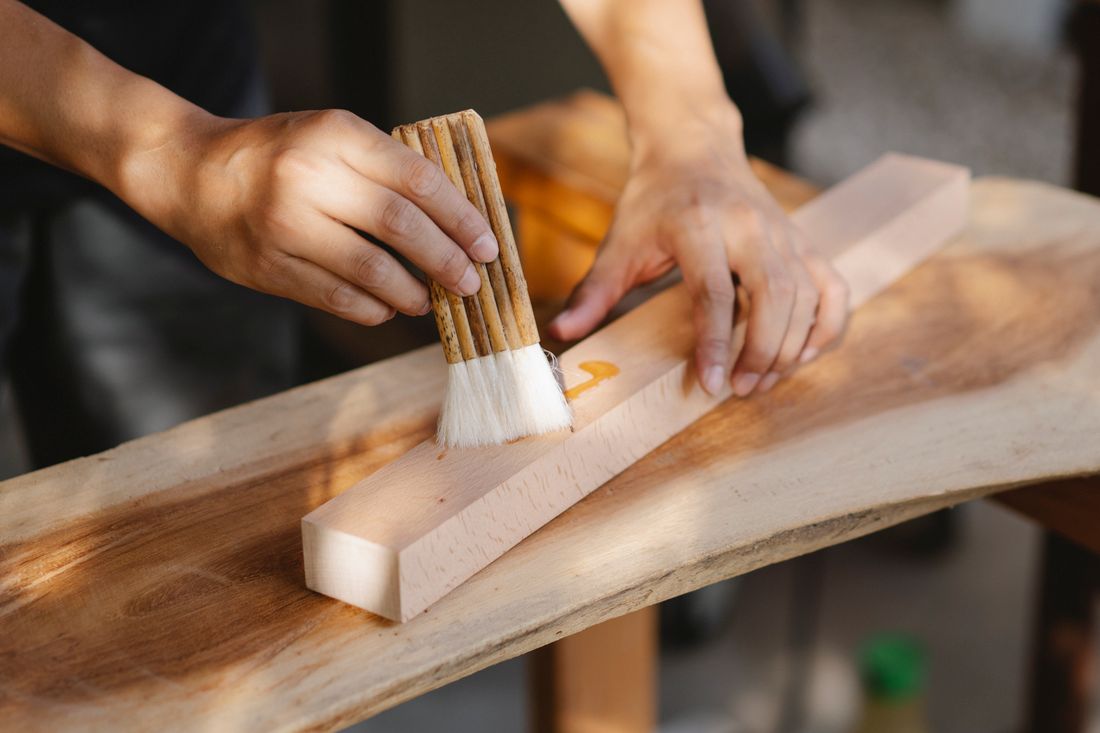 Bidons d'huile de lin et d'essence de térébenthine posés près d'une planche de bois brut