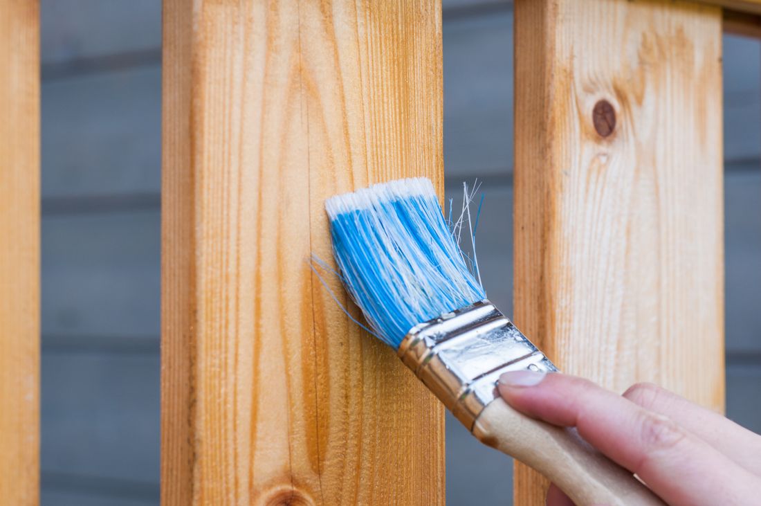 Application au pinceau d'un traitement au sel de bore sur une poutre en bois