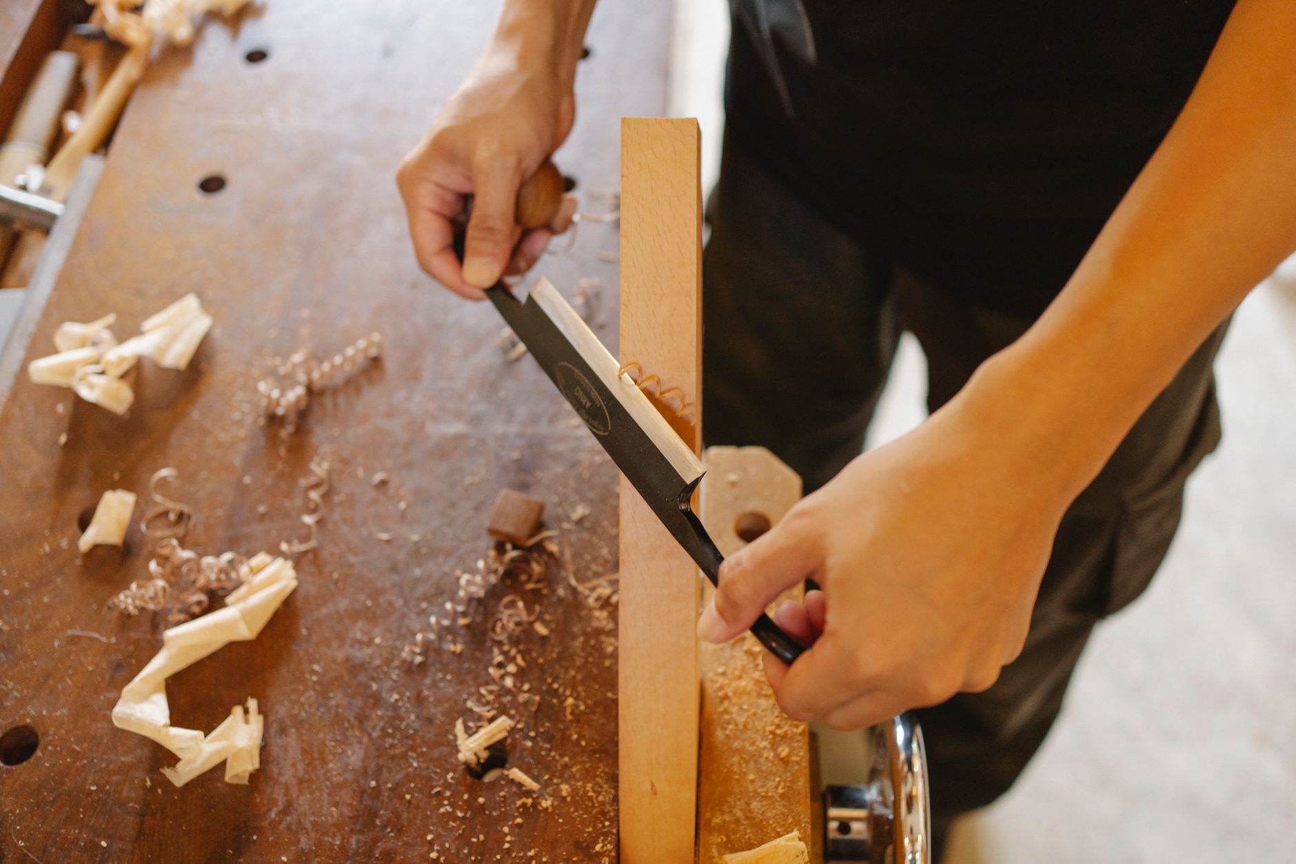 Assemblage de tourillons bois en position avant collage d'un meuble en chêne