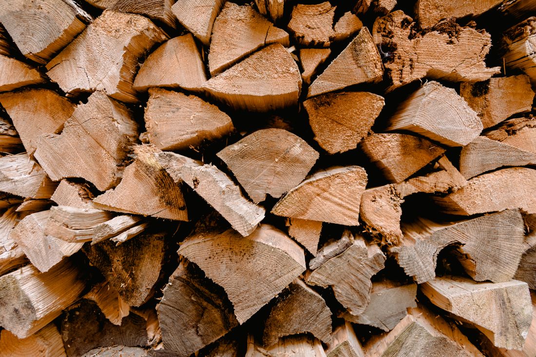 Bûches de bois de chauffage empilées en tas