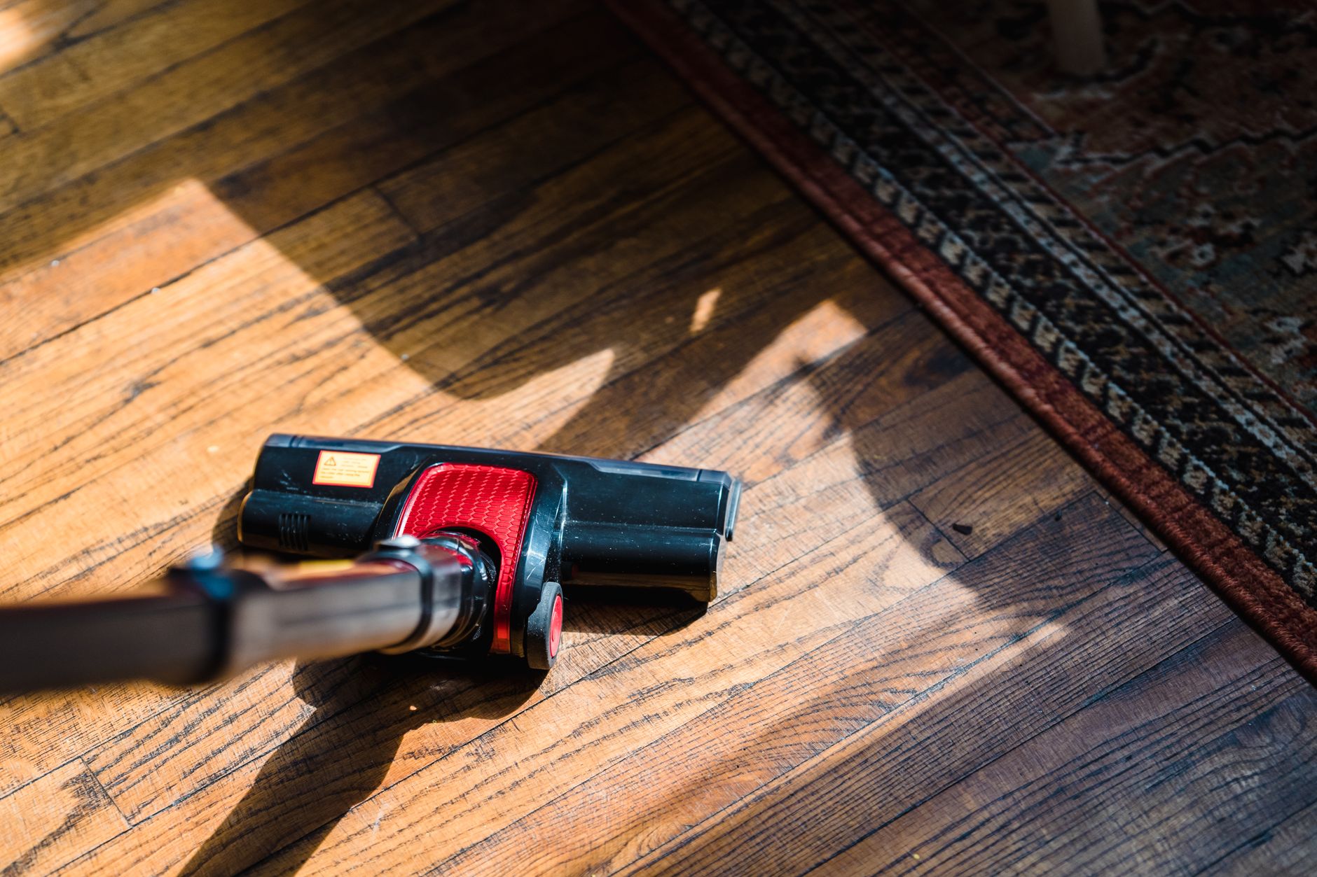 Entretien d'un parquet en chêne huilé avec une monobrosse et un savon noir dilué