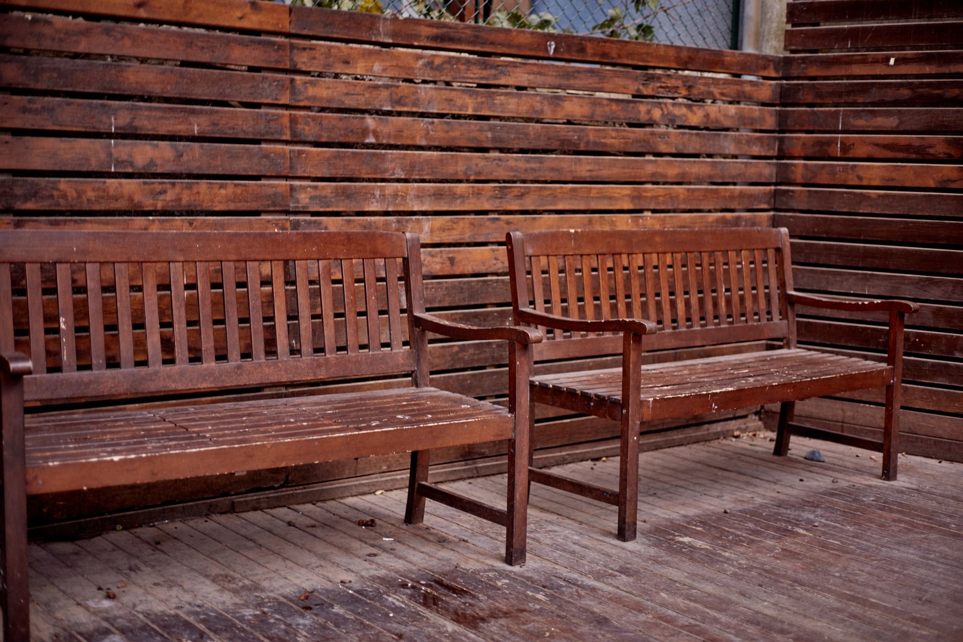 Banc de jardin en bois massif fait main avec pieds en trapèze et assise en lames