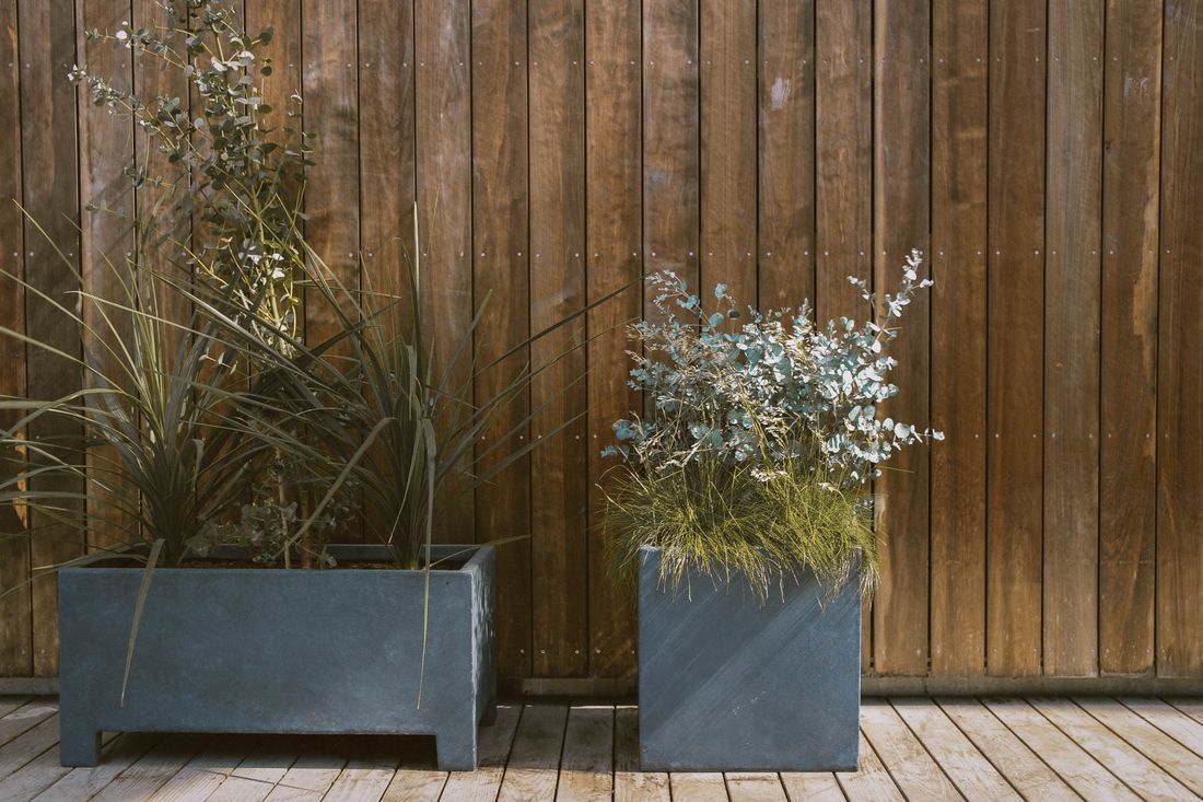 Jardinière en bois sur une terrasse