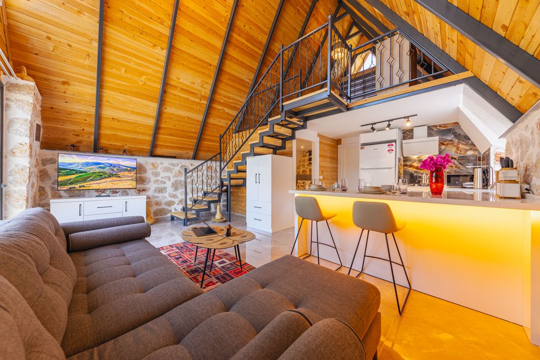 Mezzanine en bois avec garde-corps dans un intérieur