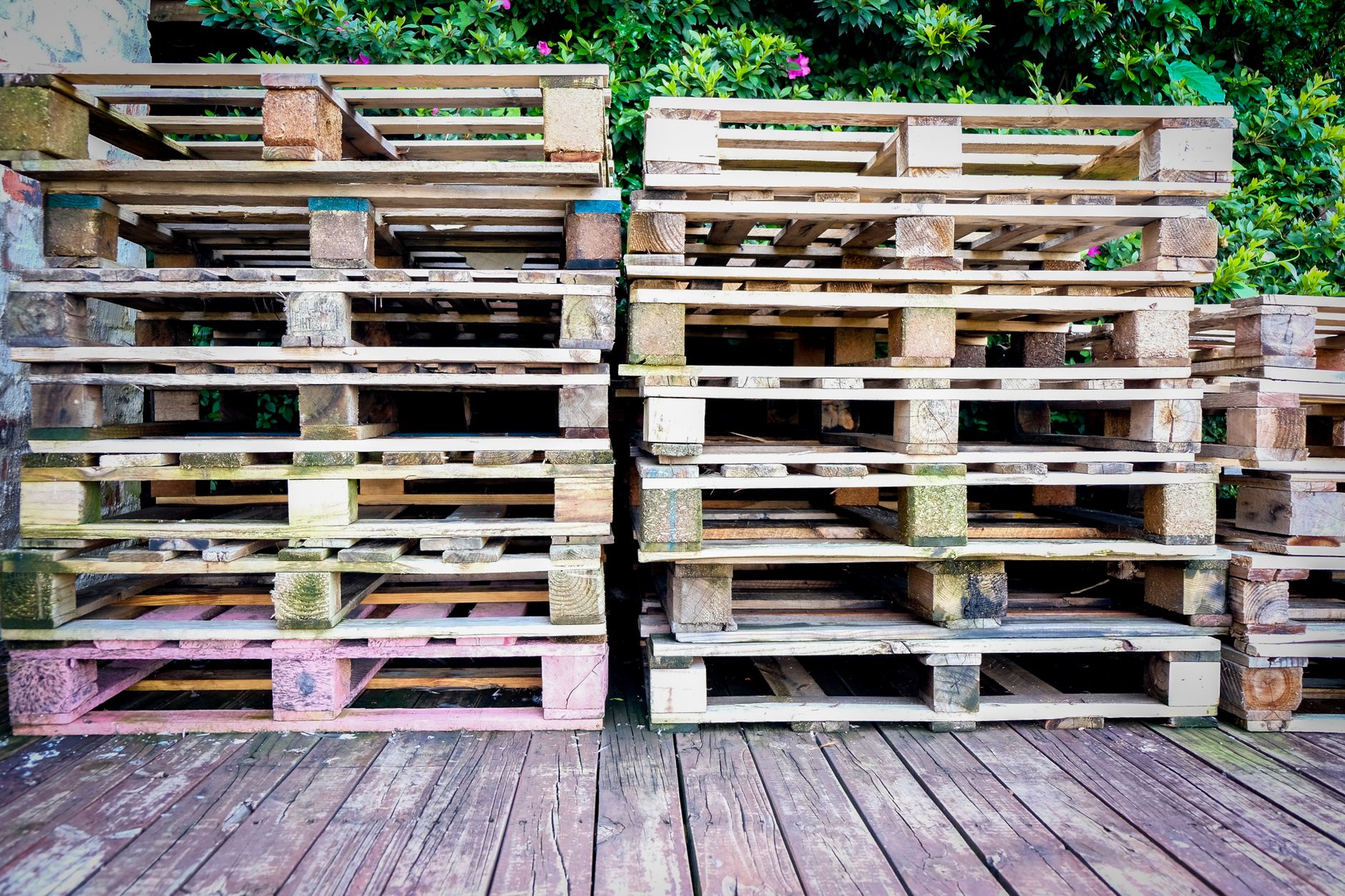 Canapé d'extérieur fait avec des palettes bois récupérées et des coussins gris