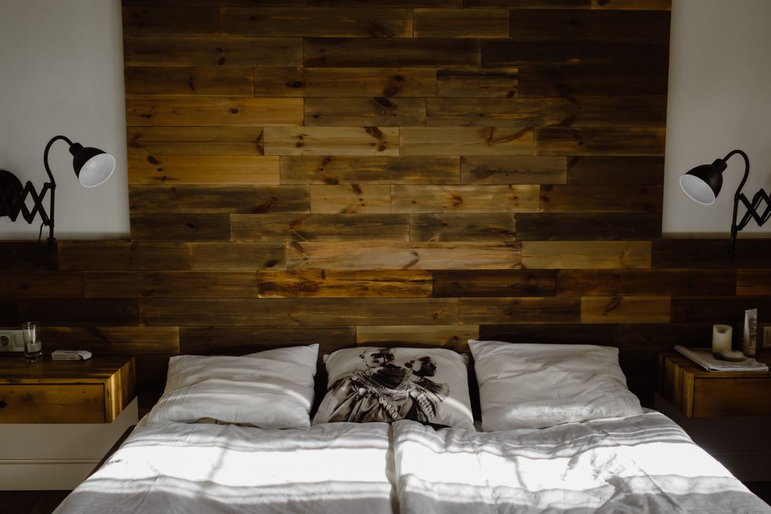 Tête de lit en bois massif dans une chambre
