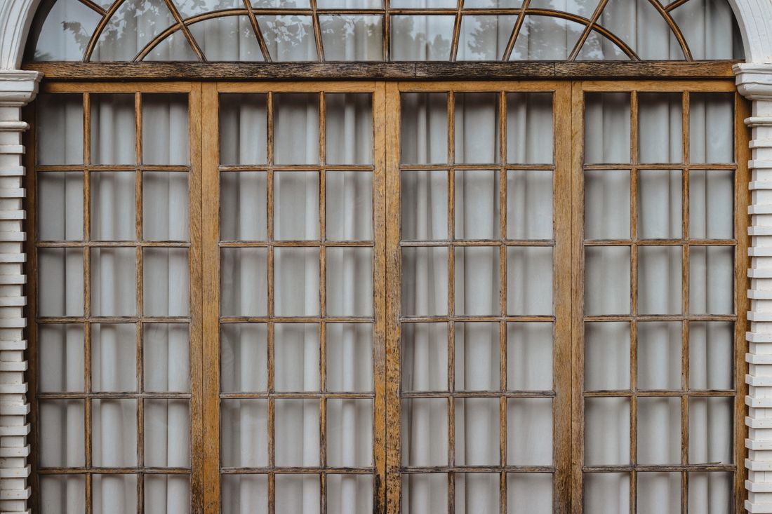 Verrière en bois de style atelier séparant deux pièces