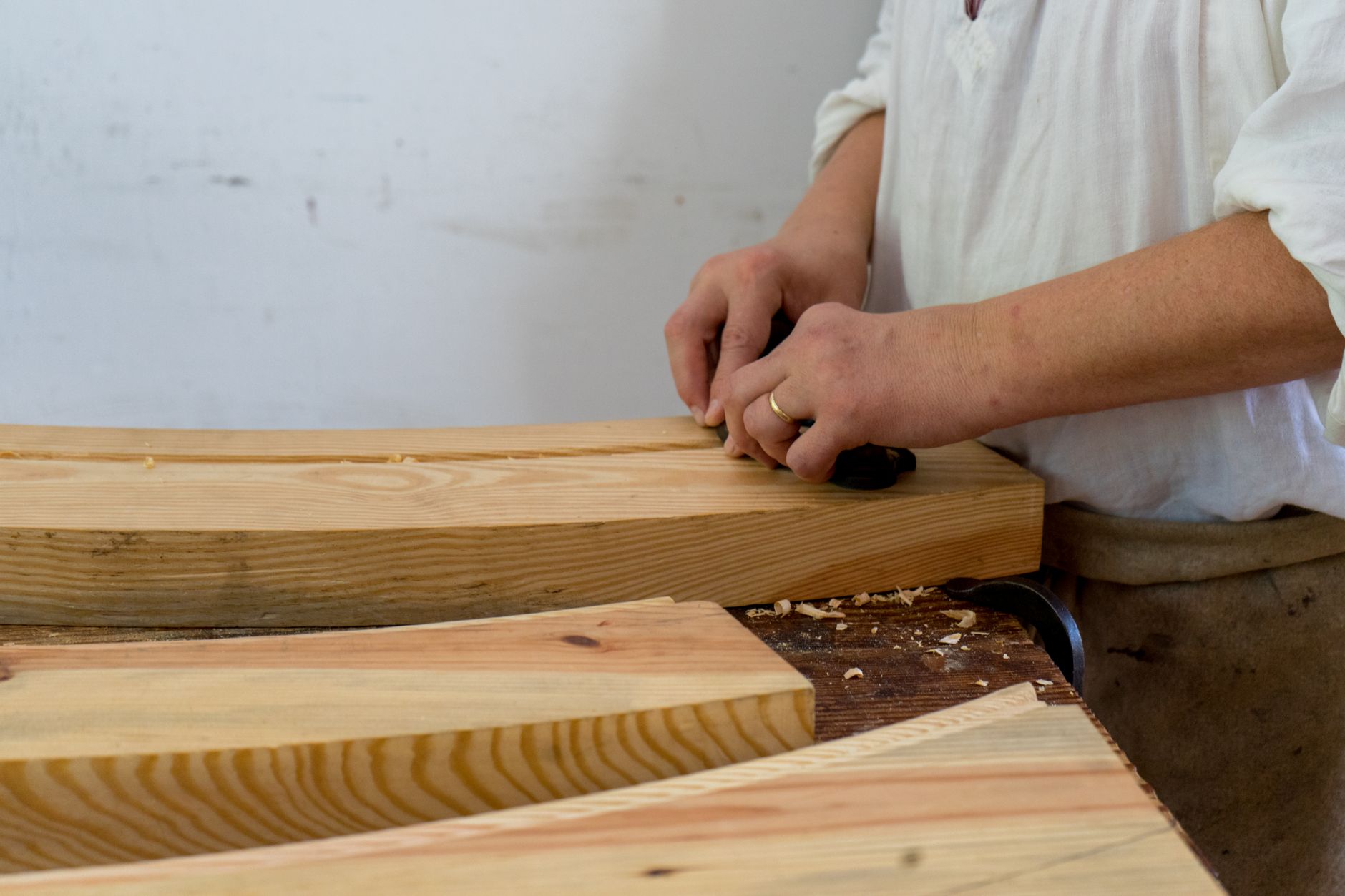 Atelier de menuiserie, planches de bois et outils